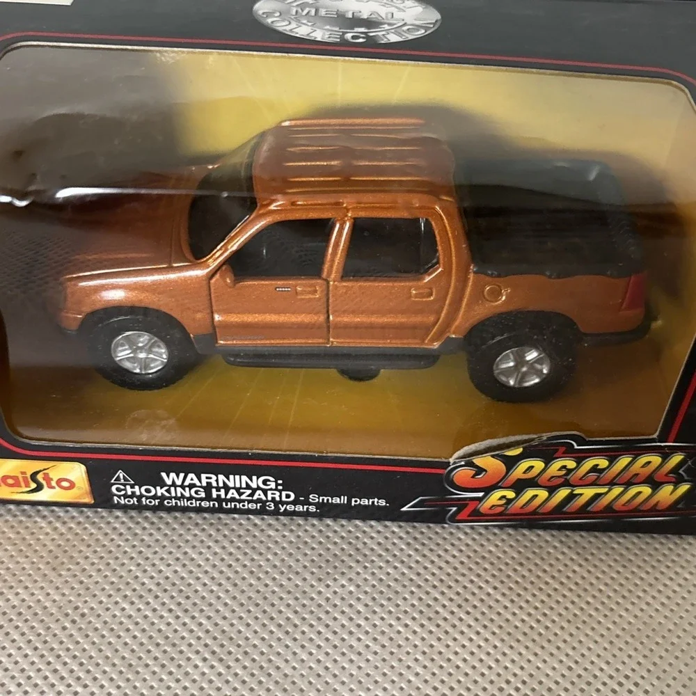 Maisto‎ Ford Explorer Sport Trac, 1:24 Scale Model, Vintage   New In Box